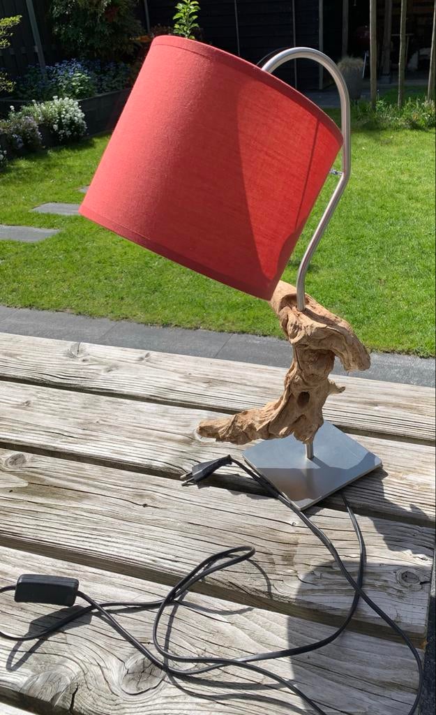 Lamp met drijfhout en rode kap, Huis en Inrichting, Lampen | Tafellampen, Ophalen, Zo goed als nieuw, Hout, 50 tot 75 cm
