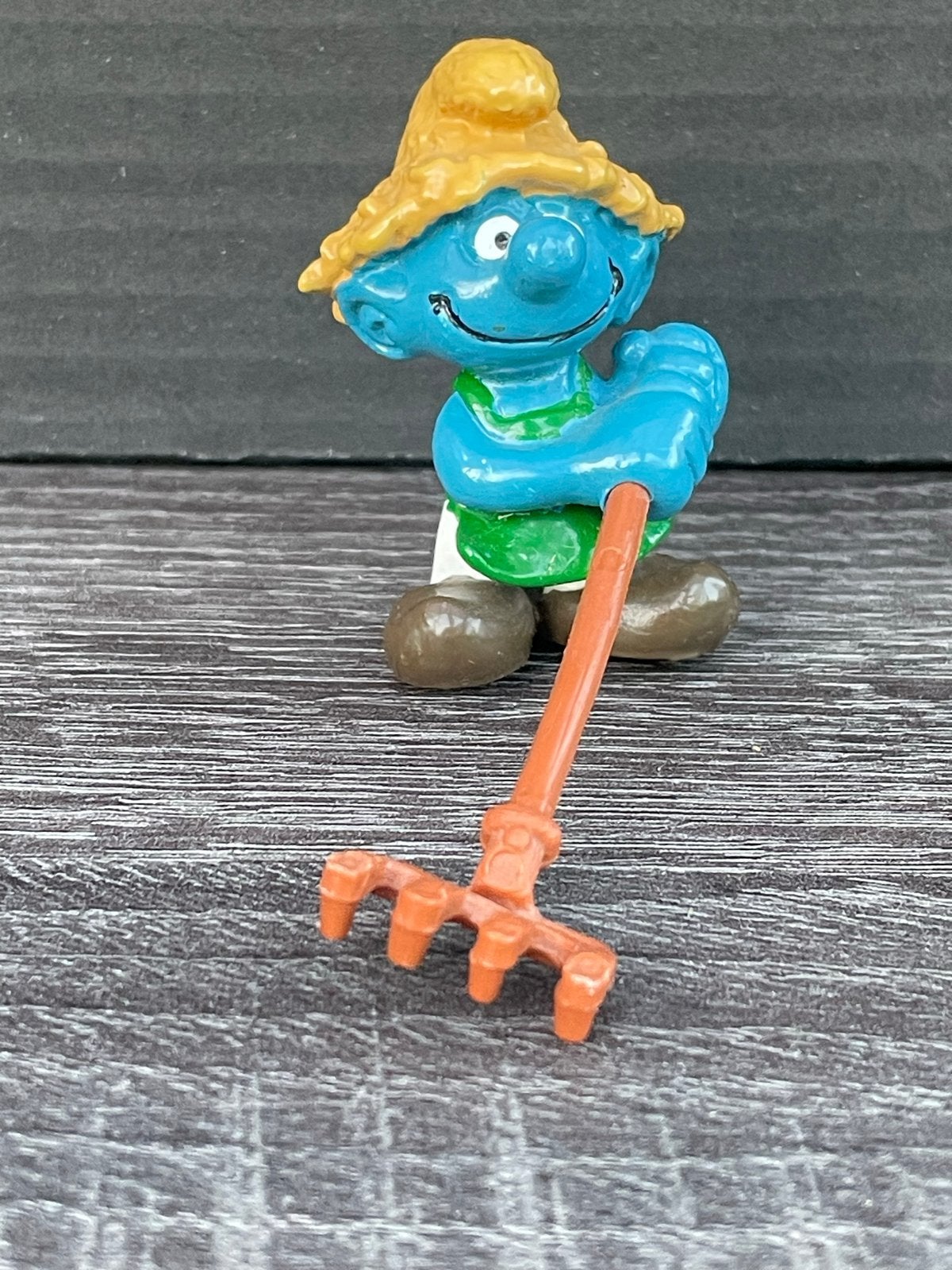 Smurf met hark - Vintage Smurfen figuur, Verzamelen, Smurfen, Ophalen of Verzenden, Gebruikt, Overige Smurfen, Poppetje, Figuurtje of Knuffel