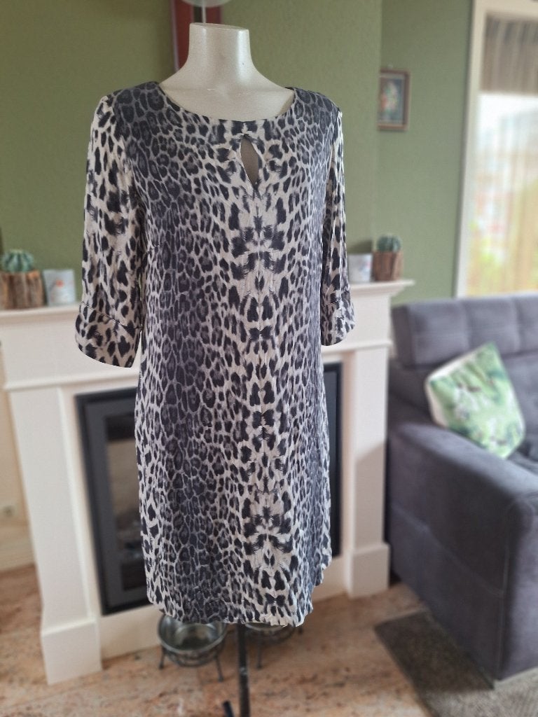 Giovane zijde look grijze panter print jurk NL 40 gevoerd, Kleding | Dames, Maat 38/40 (M), Verzenden, Zo goed als nieuw, Knielengte
