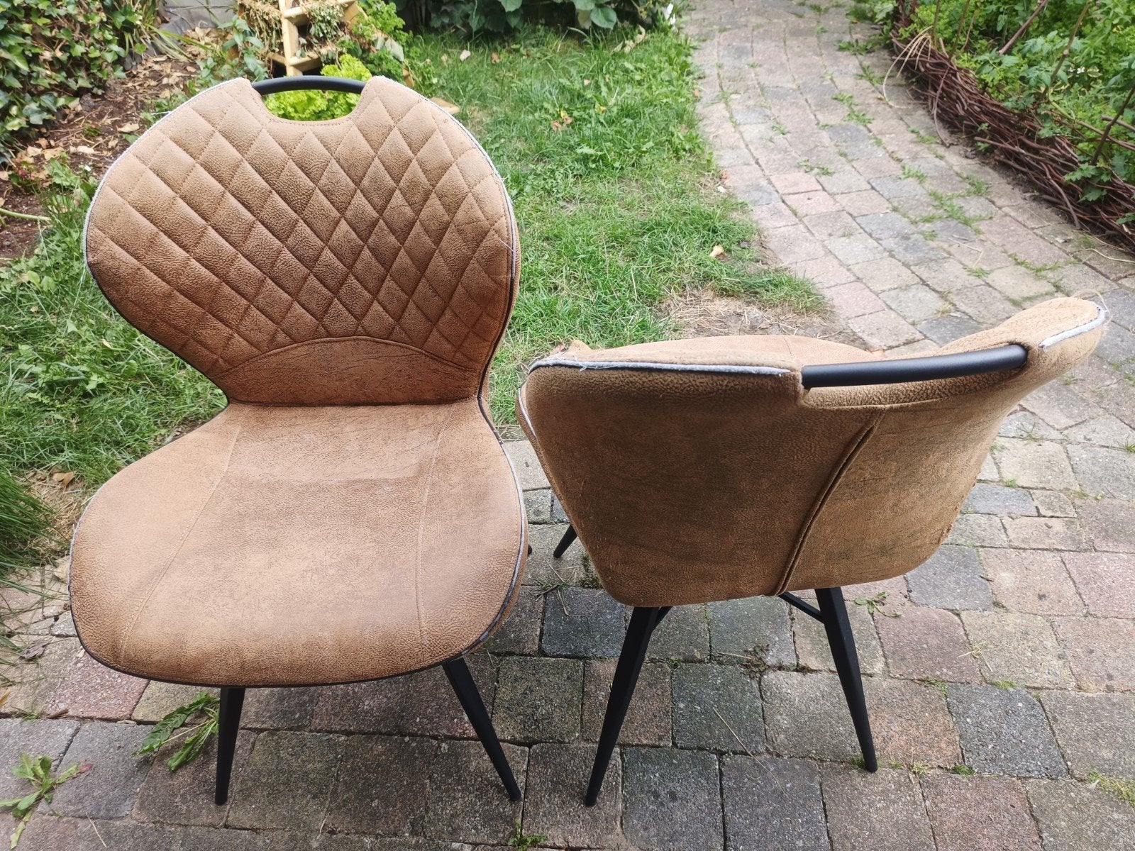 2x Bruine eetkamerstoelen met gebruikssporen, Huis en Inrichting, Stoelen, Gebruikt, Twee, Metaal, Stof, Bruin, Ophalen