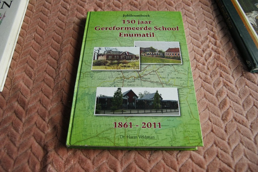 Jubileumboek 150 jaar gereformeerde school enumatil, Boeken, Ophalen of Verzenden, Gelezen