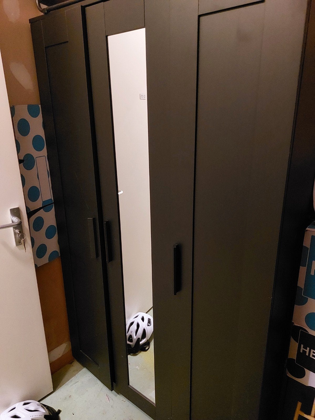 Zwarte kledingkast met spiegeldeur, Huis en Inrichting, Kasten | Kledingkasten, Ophalen, Met deur(en), Gebruikt, 100 tot 150 cm