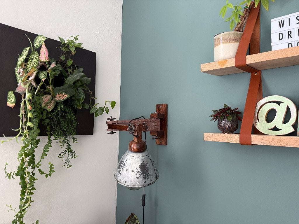 Metalen wandlamp met houten frame, Met snoer/stekker, Grijs, Overige typen, Ophalen of Verzenden