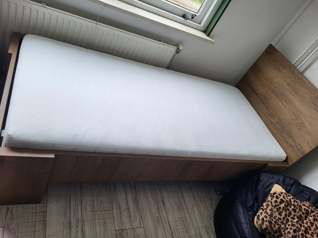 Bed met matras 90x200, Ophalen, 90 cm, Eenpersoons, Bruin