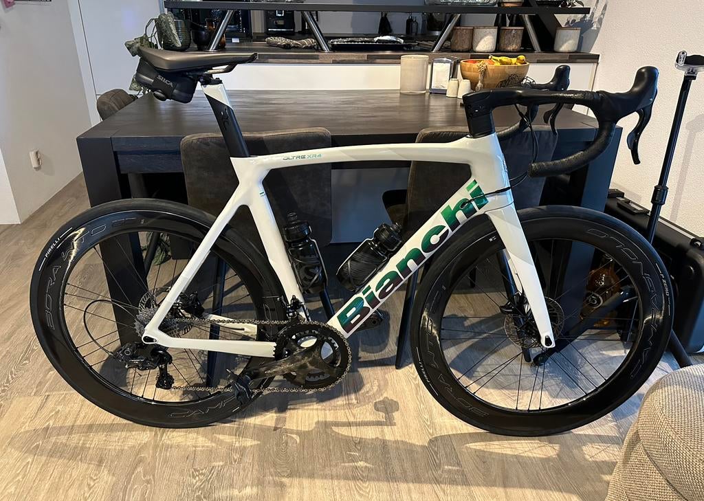 Bianchi Oltre XR4 Limited (XW) Campagnolo Record 12s, 28 inch, Carbon, Heren, Zo goed als nieuw
