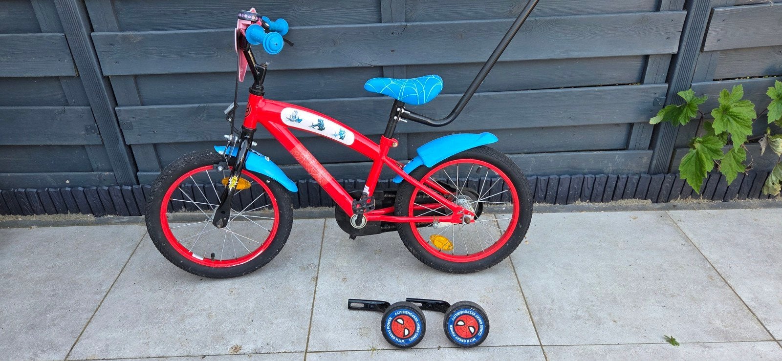 Spiderman kinderfiets 16 inch met duwstang en zijwieltjes, Fietsen en Brommers, Fietsen | Kinderfietsjes, Ophalen