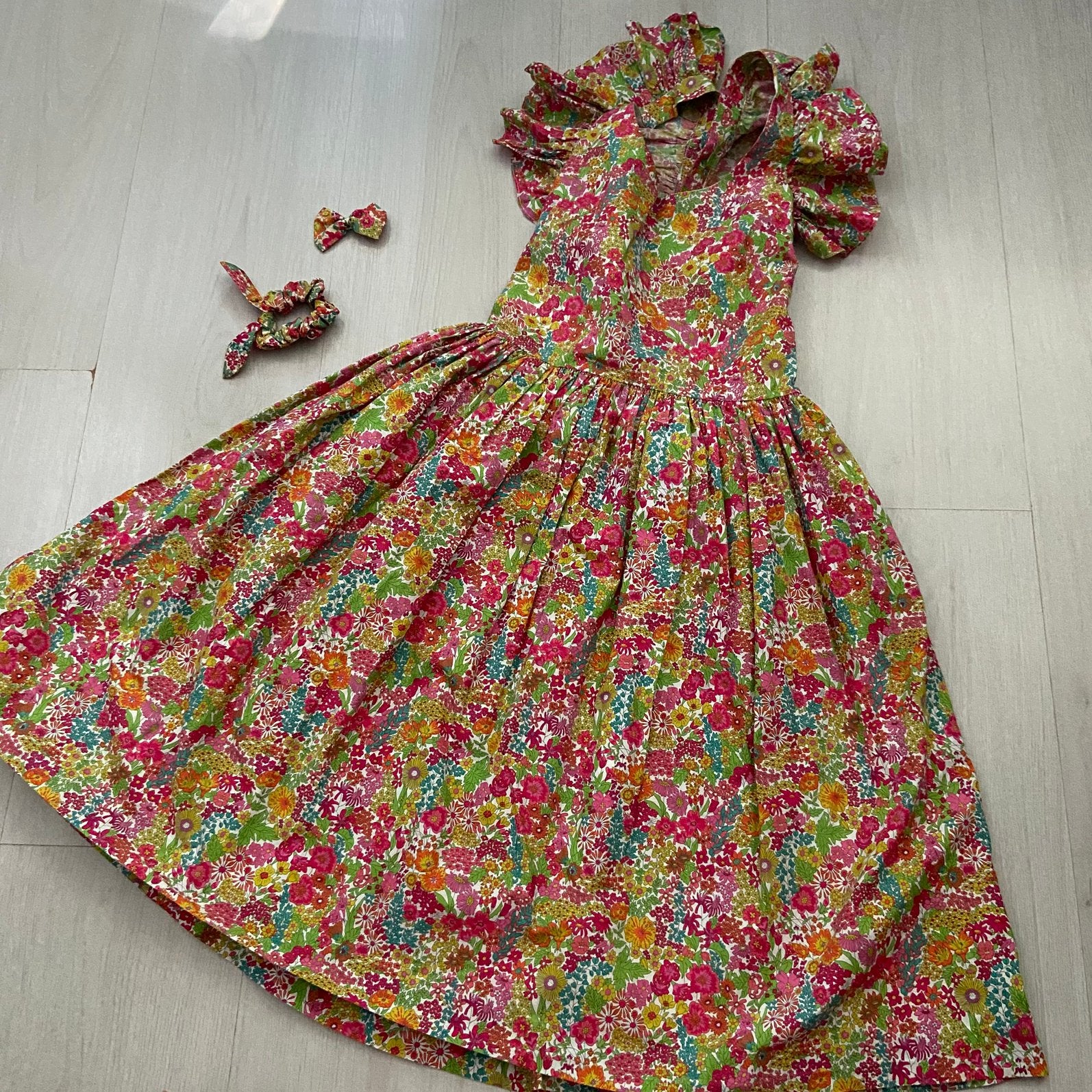 gebloemde JACADI jurk & haar accessories Liberty London stof, Verzenden, Zo goed als nieuw, Meisje, Jurk of Rok