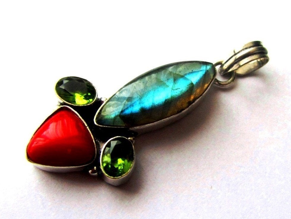 Zilveren edelsteen hanger Labradoriet Peridot en rode koraal, Ophalen, Zo goed als nieuw, Met edelsteen, Zilver