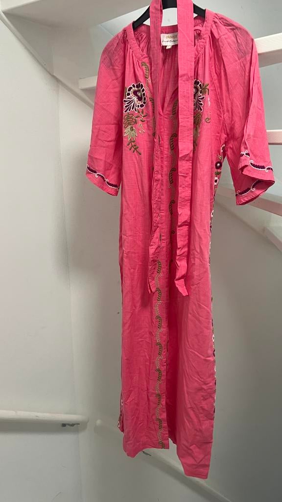 Jurk Lonneke Notenboom - Roze met borduursels (M/L), Ophalen of Verzenden, Zo goed als nieuw, Maat 38/40 (M), Roze
