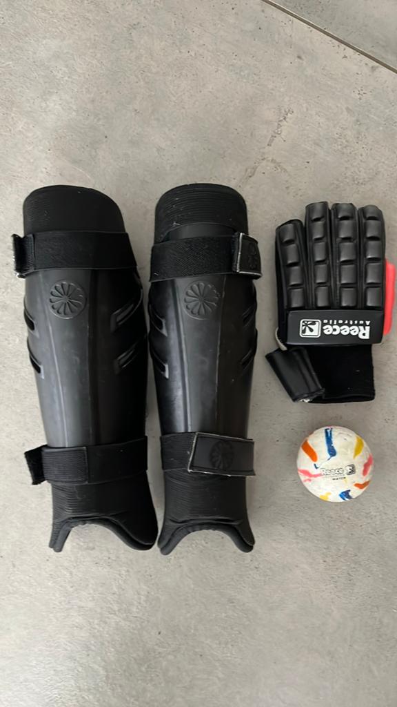 Te koop: Hockeyscheenbeschermers, bal en zaalhandcshoen, Ophalen, Gebruikt, Overige typen