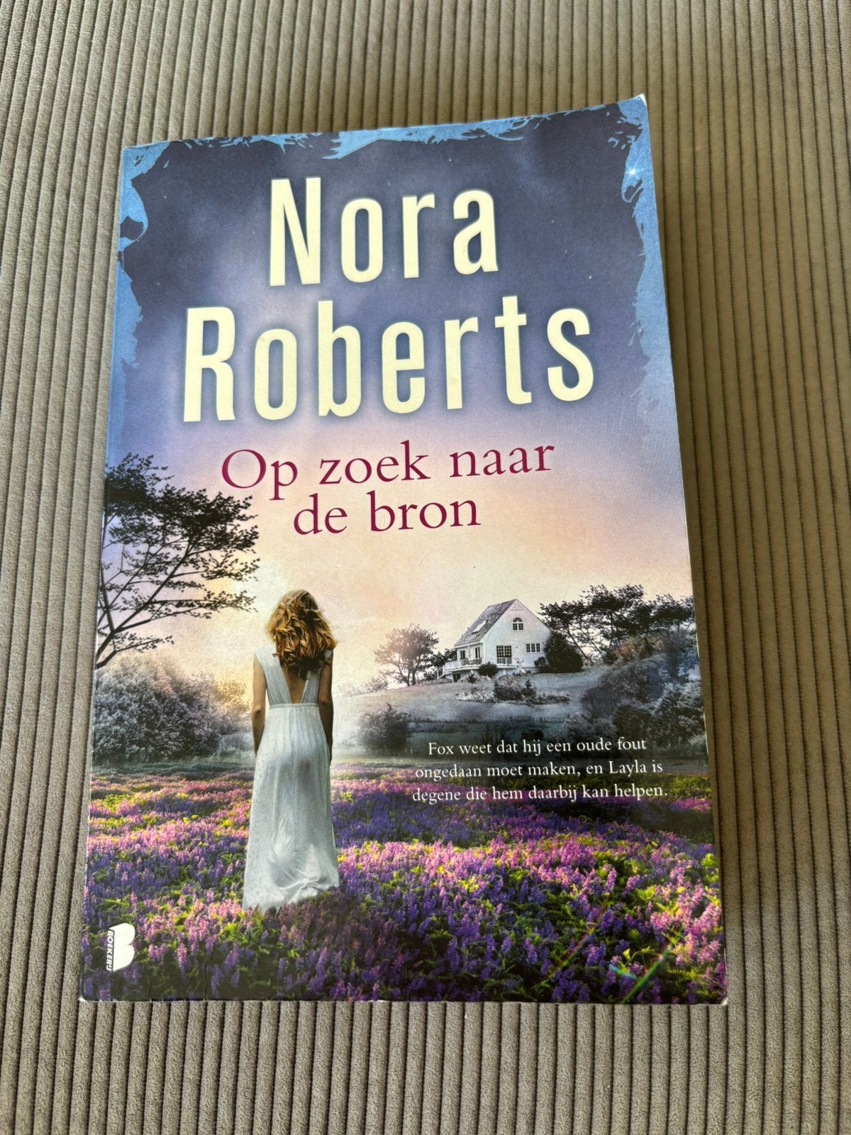 Op zoek naar de bron (Teken van Zeven / 2) - Nora Roberts, Ophalen of Verzenden, Zo goed als nieuw, Nora Roberts