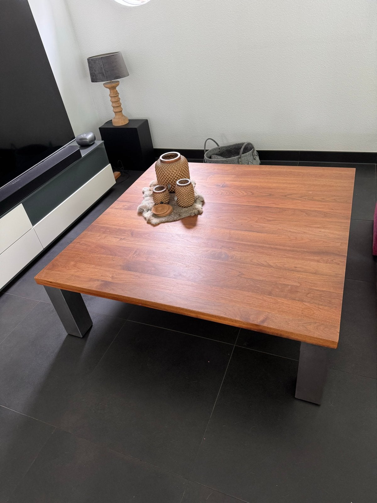 Stijlvolle salontafel van notenhout met rvs poten, Huis en Inrichting, Ophalen, Gebruikt, Vierkant, 5 – 50