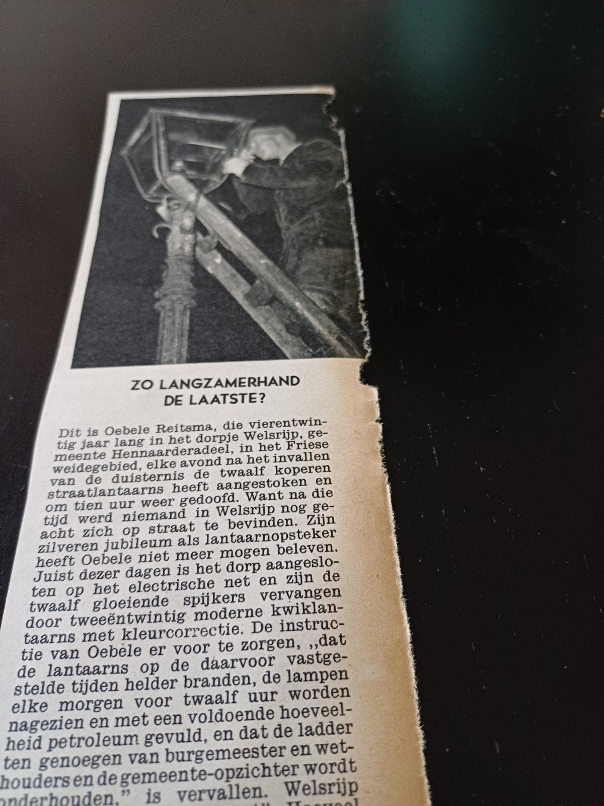 knipsel Oebele Reitsma Welsrijp lantaarn opsteker 1954, Ophalen of Verzenden, 1940 tot 1960, Knipsel(s)