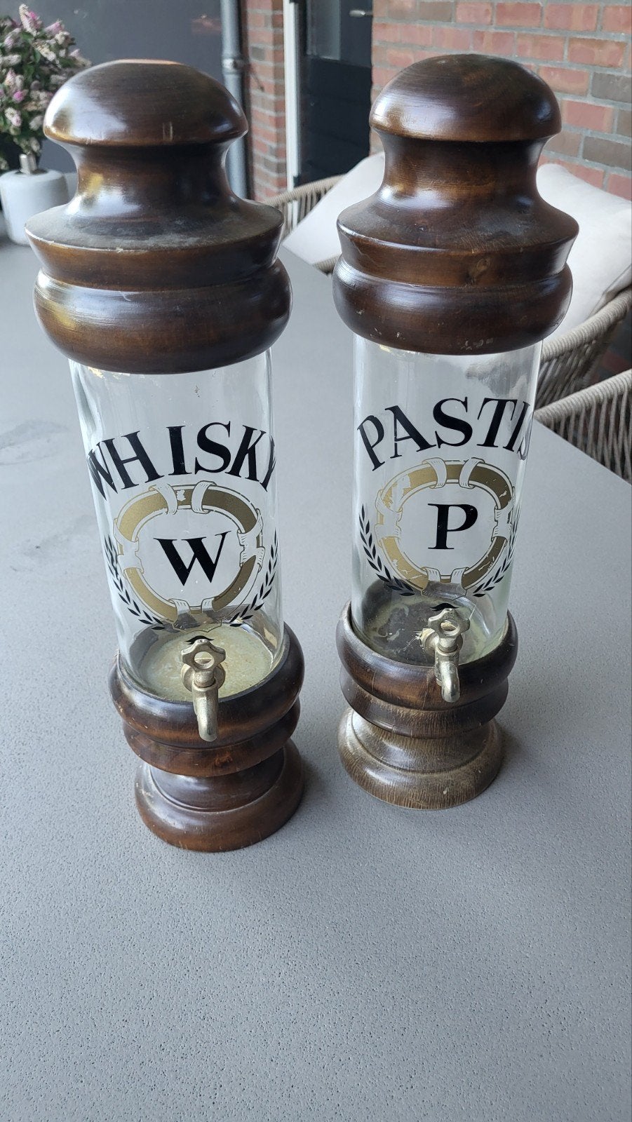 Vintage drankdispensers: Whisky & Pastis, Ophalen