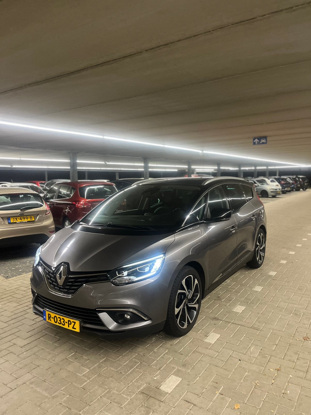 Renault Grand Scenic 1.3 TCe 140pk GPF 7pl. 2019 Grijs, Auto's, Voorwielaandrijving, 1800 kg, 4 cilinders, 7 stoelen