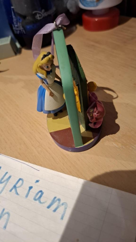 Disney Alice in Wonderland and Cheshire Cat door ornament, Verzamelen, Ophalen of Verzenden, Overige figuren, Zo goed als nieuw