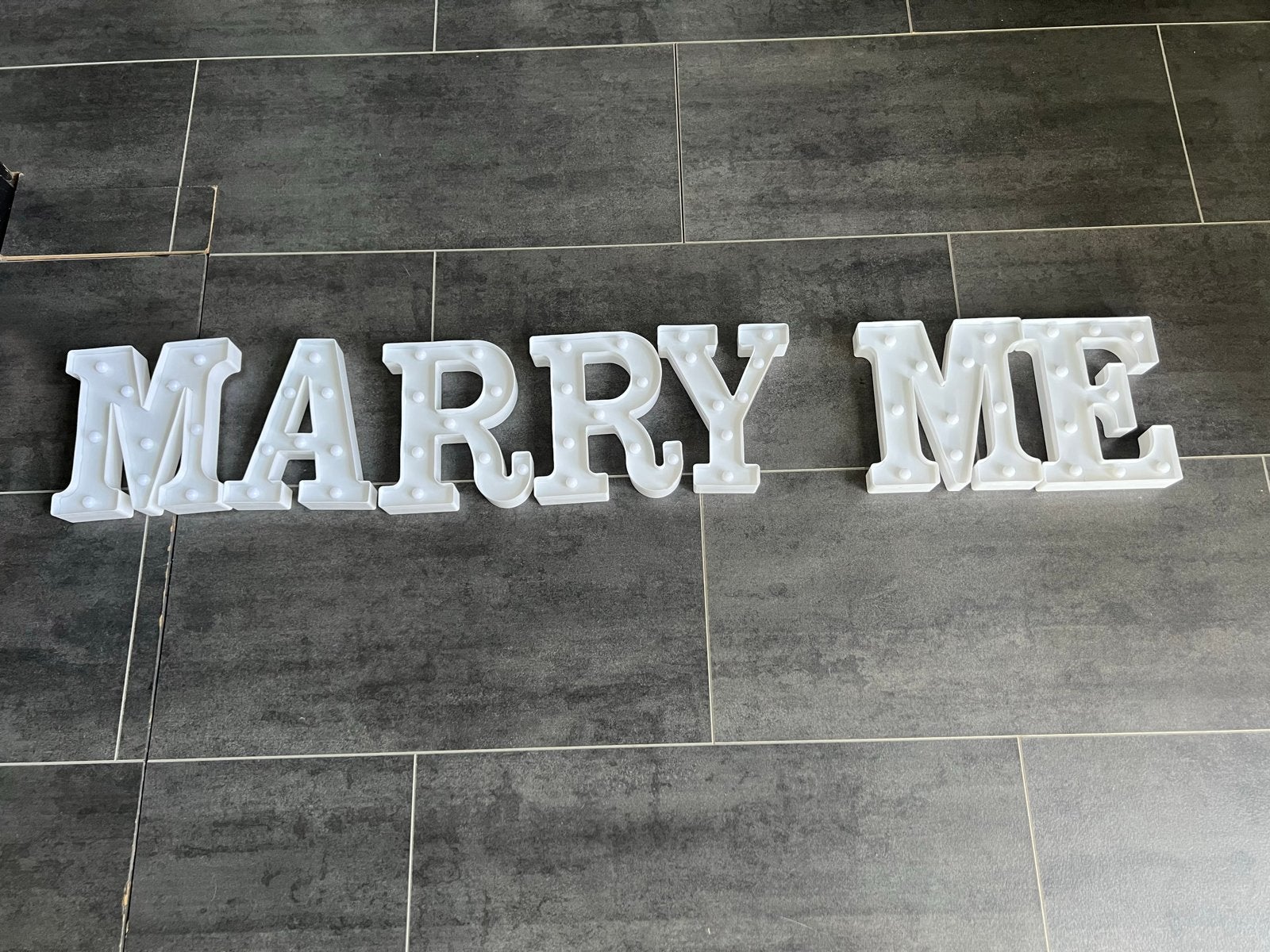 Lichtgevende Marry Me LED LETTER (22 cm hoog), Ophalen of Verzenden, Zo goed als nieuw, Versiering, Geboorte of Huwelijk