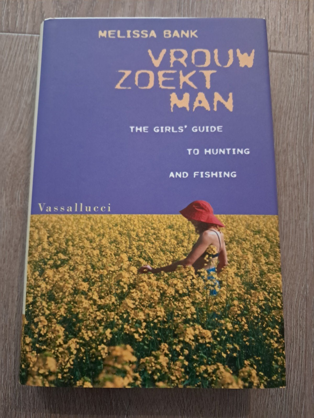 T: Vrouw Zoekt Man - Melissa Bank (Vassallucci), Ophalen of Verzenden, Gelezen, Melissa Bank, Nederland