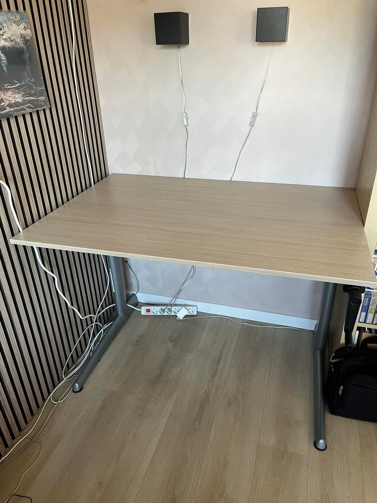 Ahrend 500 Bureau 120x80 – Grijseiken/Alu verstelbaar 2024, Huis en Inrichting, Bureaus, Ophalen, Zo goed als nieuw