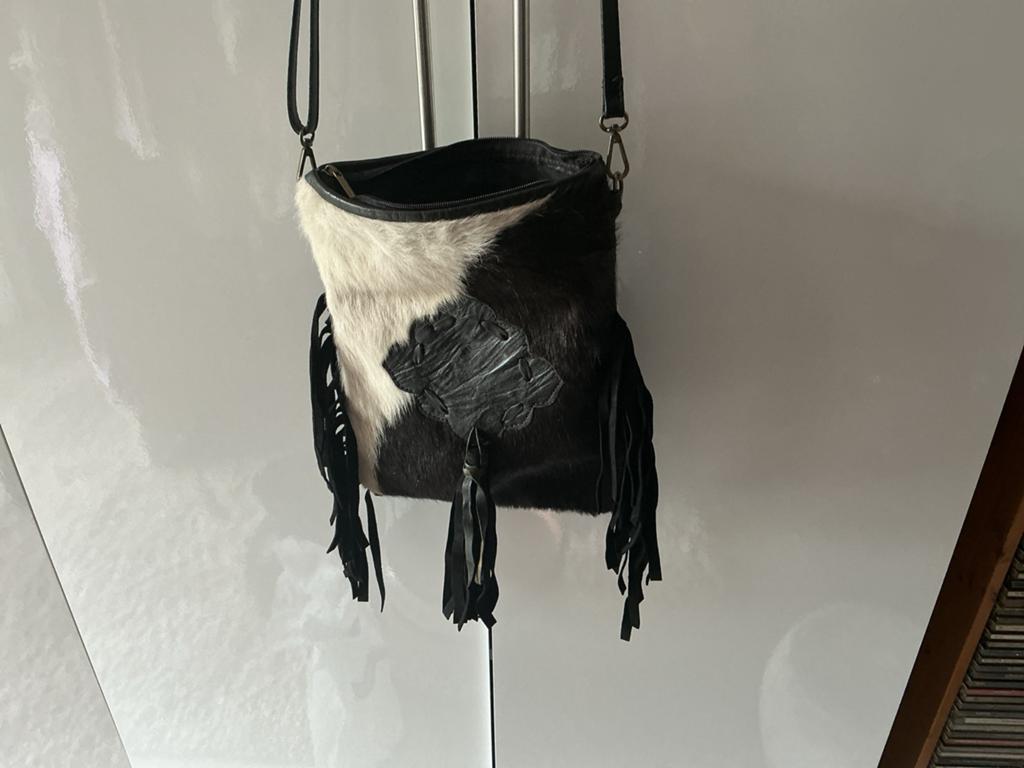 Doenya crossbody tas franjes leer koeienhuid zeer goede cond, Ophalen of Verzenden, Zo goed als nieuw, Zwart, Schoudertasje