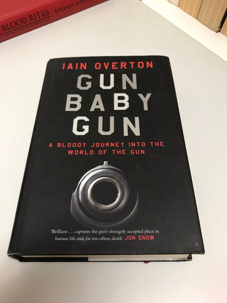 Gun Baby Gun, Gelezen, Iain Overton, Ophalen of Verzenden, 1945 tot heden