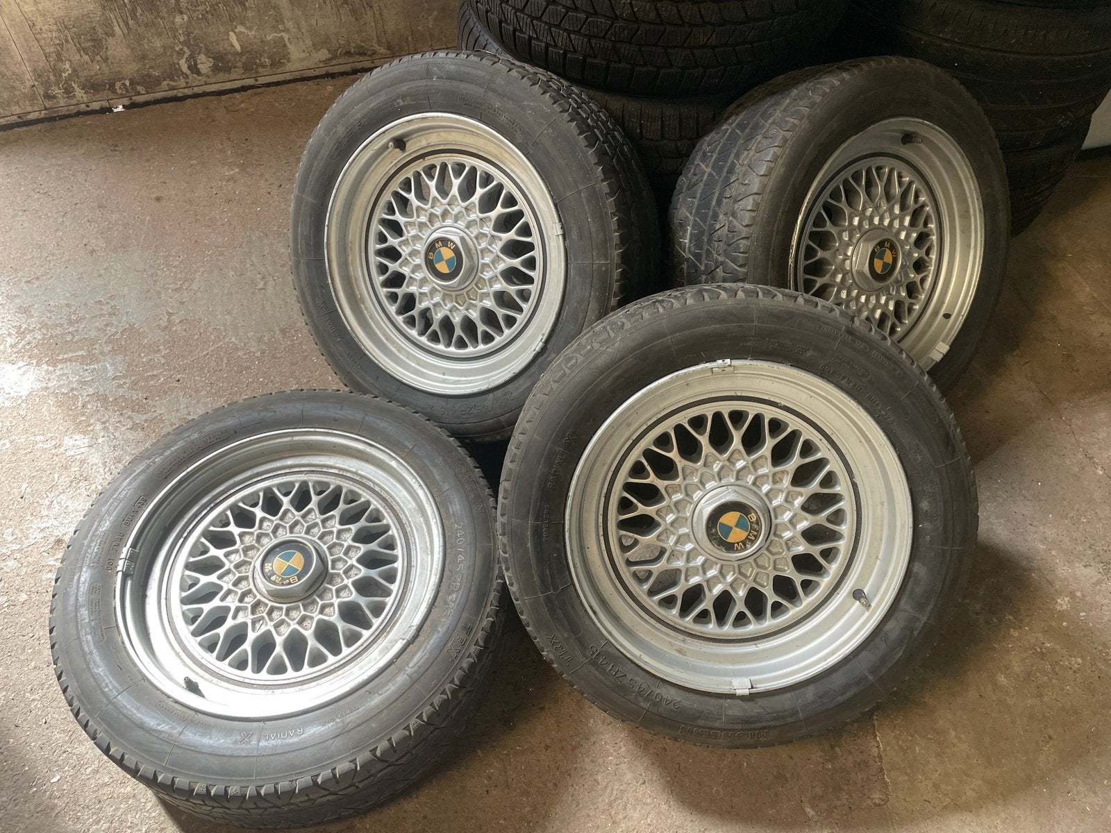 BMW E32 E34 velgen 240/45ZR415 compleet ‘16 inch’ classic, Ophalen, Velg(en), 16 inch, 205 mm