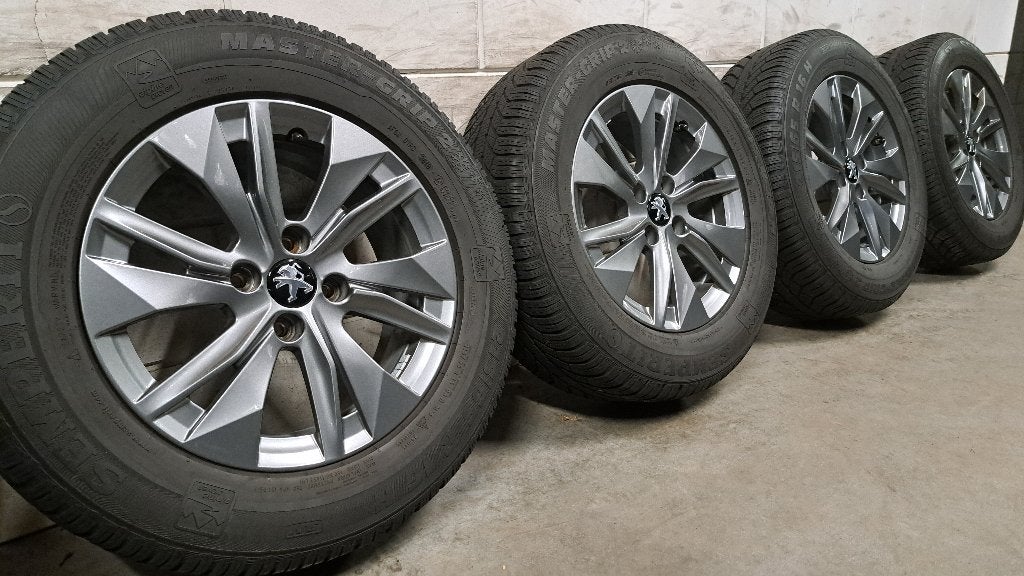 Winterbanden Peugeot 2008 E-C4 C3 Aircross Mokka 215/65/16, Auto-onderdelen, 16 inch, Banden en Velgen, Personenwagen, Gebruikt