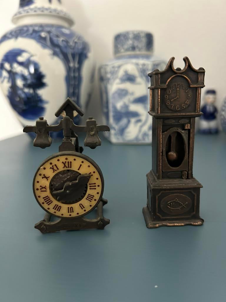 Twee miniatuur klokjes ., Ophalen, Zo goed als nieuw, Poppenhuis
