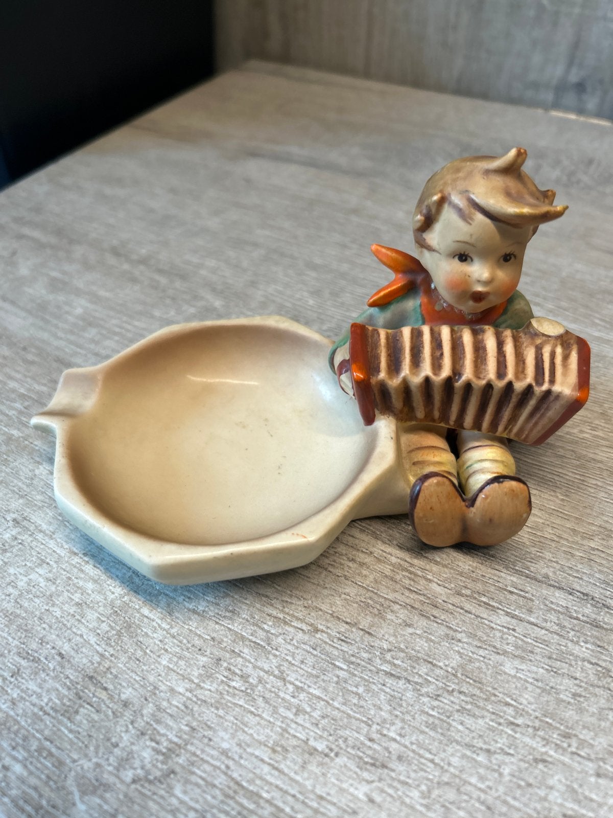 Vintage Hummel beeldje met accordeon en asbak, Antiek en Kunst, Ophalen of Verzenden