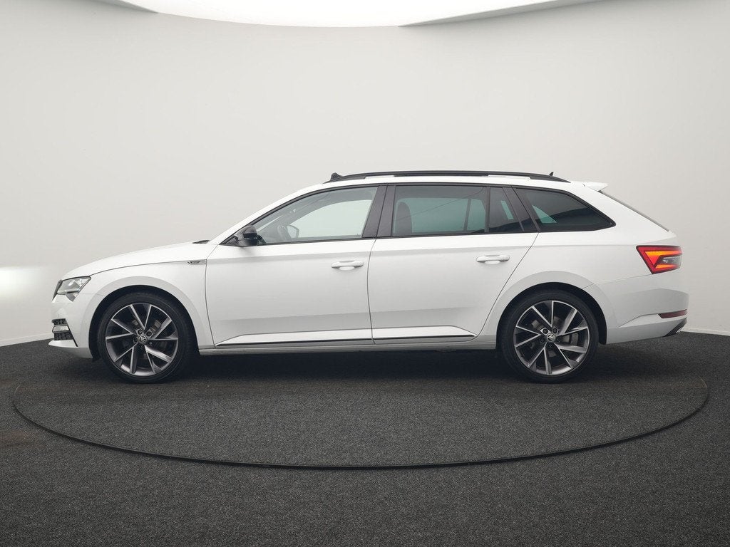 Skoda Superb Combi 1.4 TSI iV Sportline Business PHEV 218pk, Auto's, Skoda, Zwart, 4 cilinders, Wit, Hybride Elektrisch/Benzine