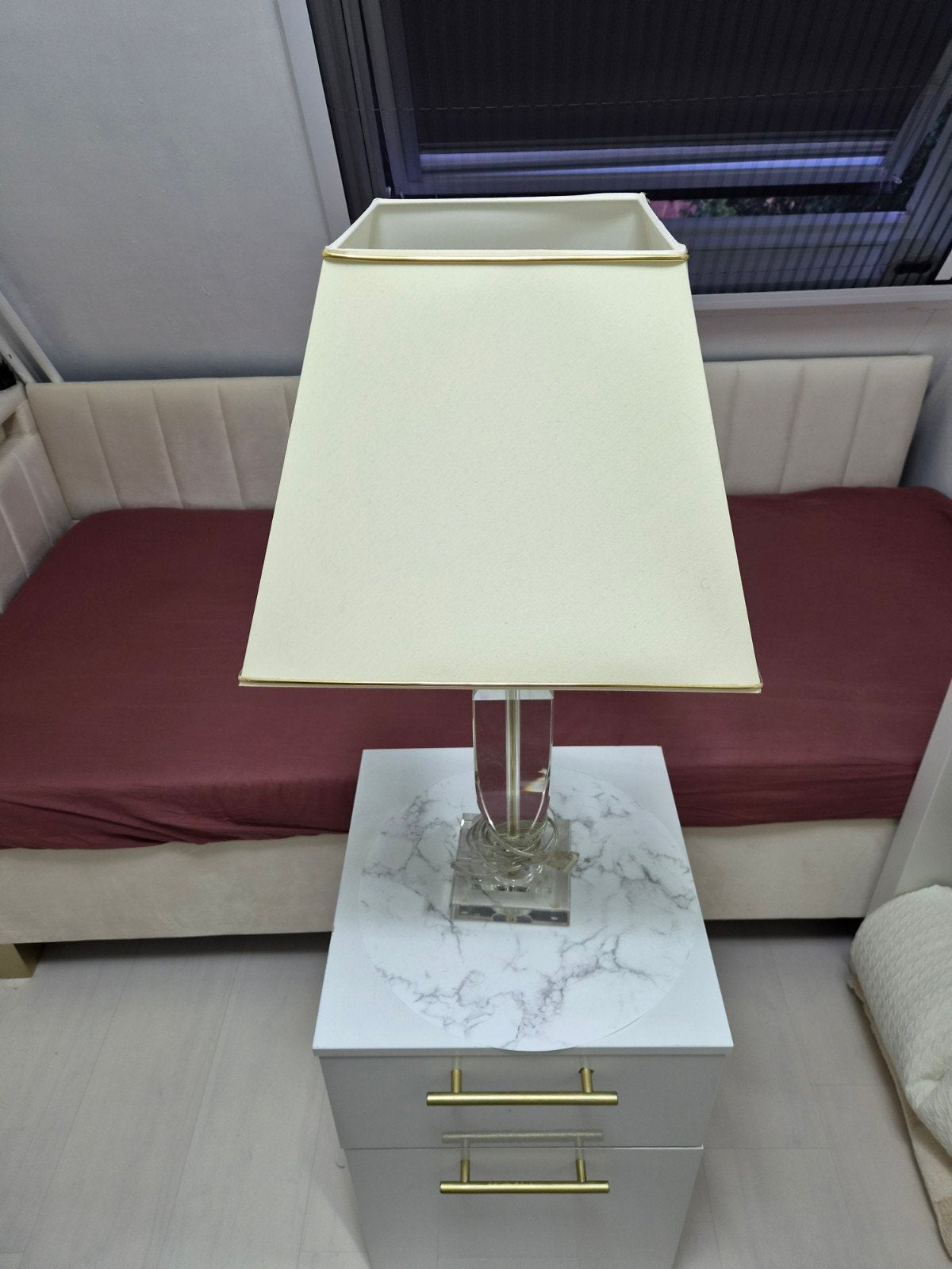 Tafellamp met elegante kristallen voet – Zo goed als nieuw
M, Huis en Inrichting, Beige, LEEFF, Nachtlamp, Ophalen of Verzenden
