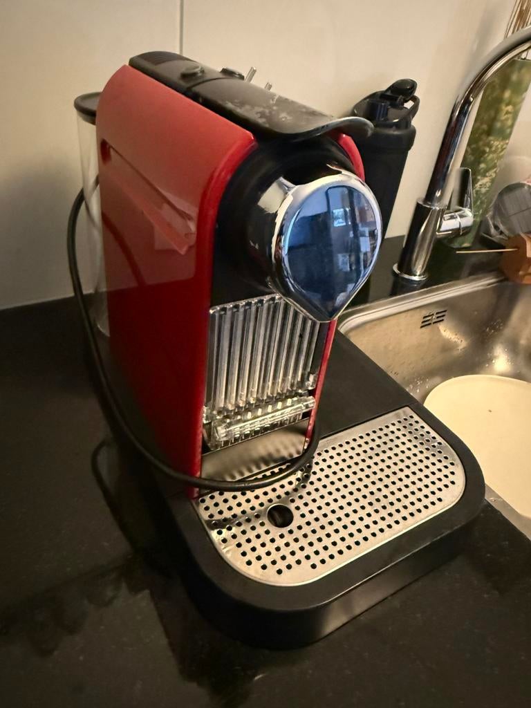 Nespresso koffiemachine met melkopschuimer - rood, Ophalen of Verzenden, Zo goed als nieuw, Koffiemachine