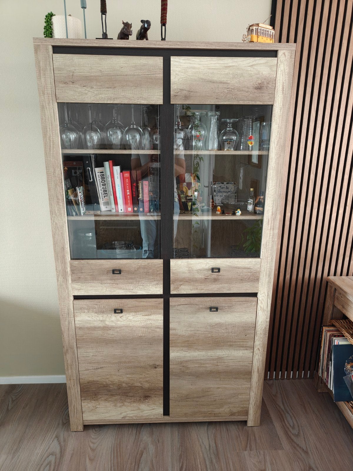Moderne vitrinekast met glas en hout 196x107x40cm, Ophalen, Met lade(s), Overige houtsoorten, 50 tot 100 cm
