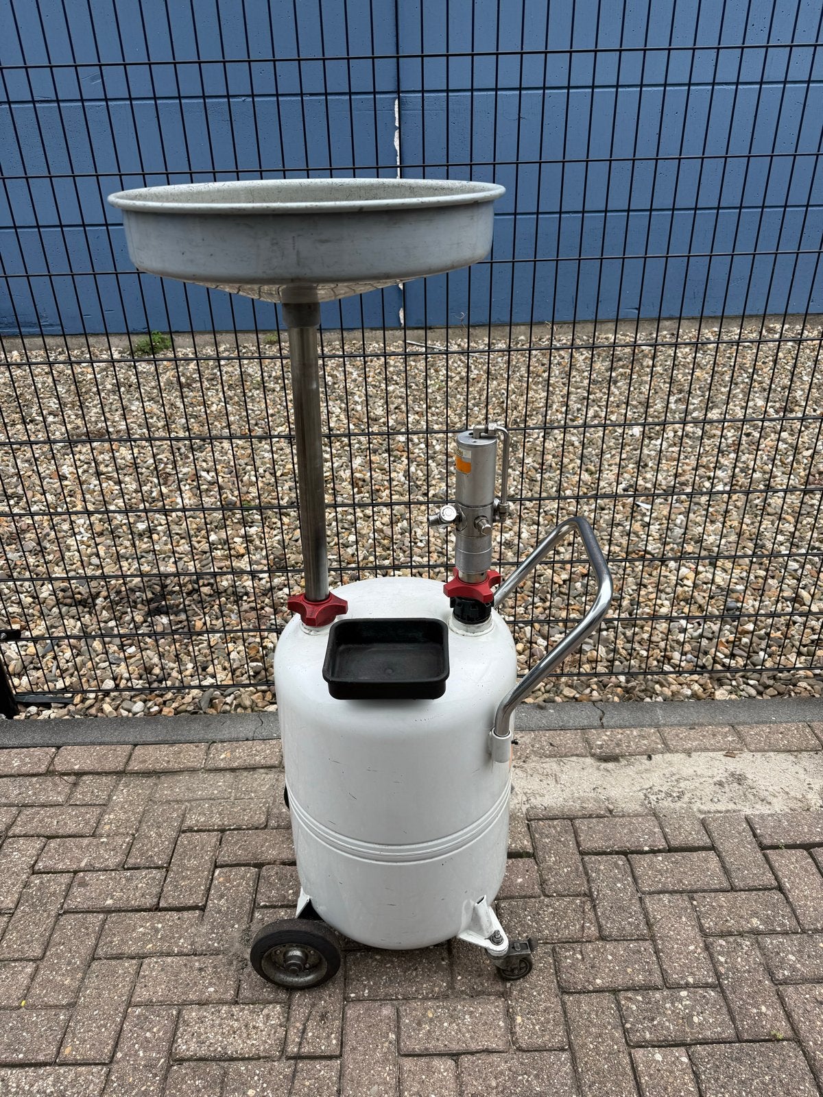 Olie opvangbak met wielen, Ophalen