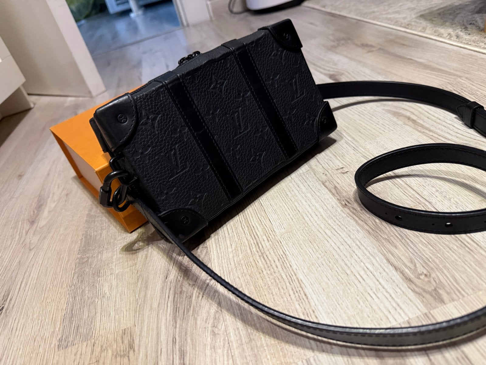 Louis Vuitton soft truck Messenger Tas Zwart, Ophalen of Verzenden, Zo goed als nieuw, Zwart