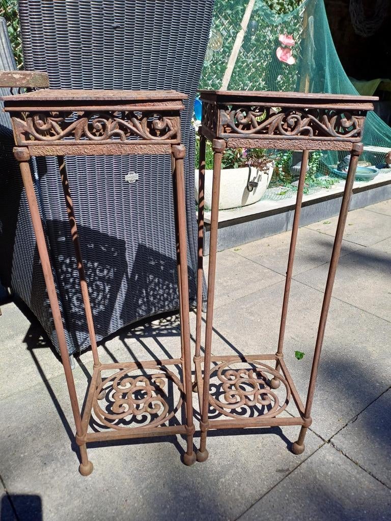 2 prachtige oude gietijzeren plantentafels /zuil/pilaar., Ophalen
