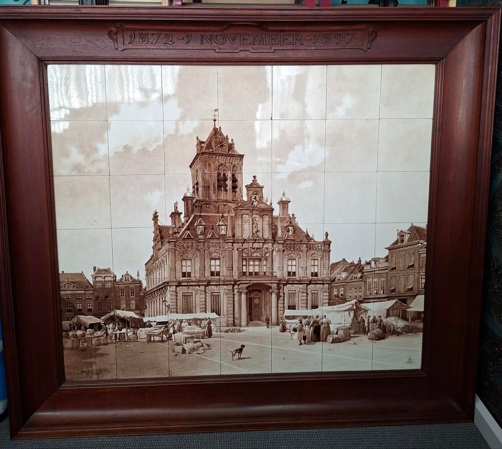 Delfts Stadshuis 1872 met traditionele markt tegelpaneel, Antiek en Kunst, Antiek | Wandborden en Tegels, Ophalen