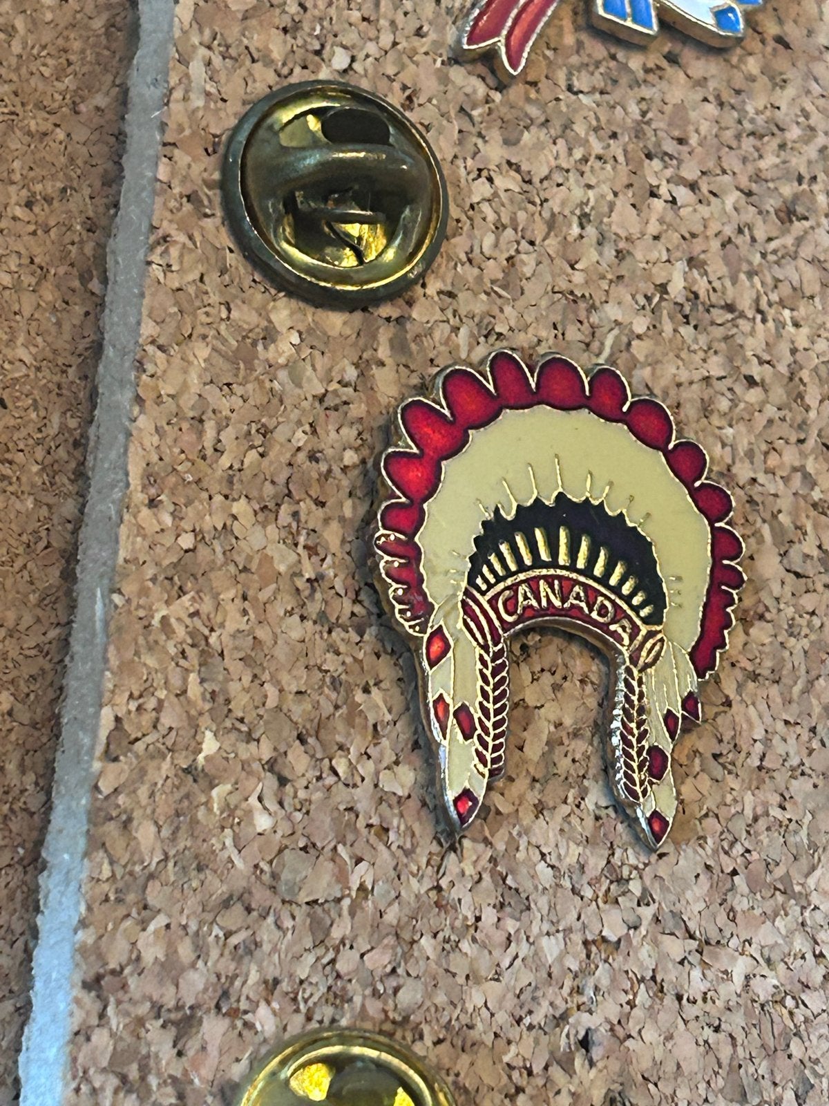 Vintage Canada Indianen Hoofdtooi Pin - Verzamelaarsobject, Ophalen of Verzenden, Gebruikt, Stad of Land, Speldje of Pin
