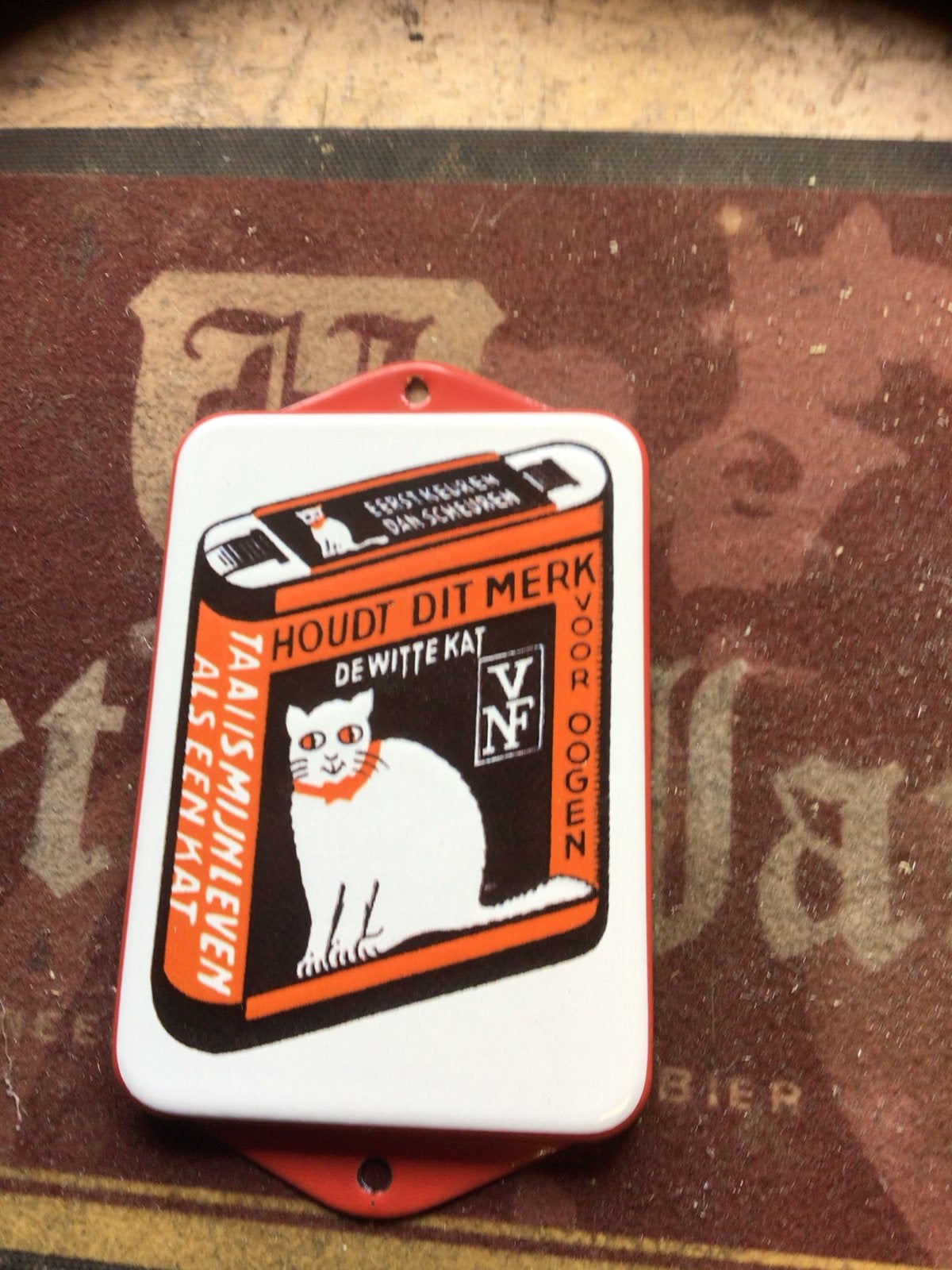 Vintage Deurpostje 'De Witte Kat' - Emaille Reclamebordje, Antiek en Kunst, Antiek | Emaille, Ophalen of Verzenden