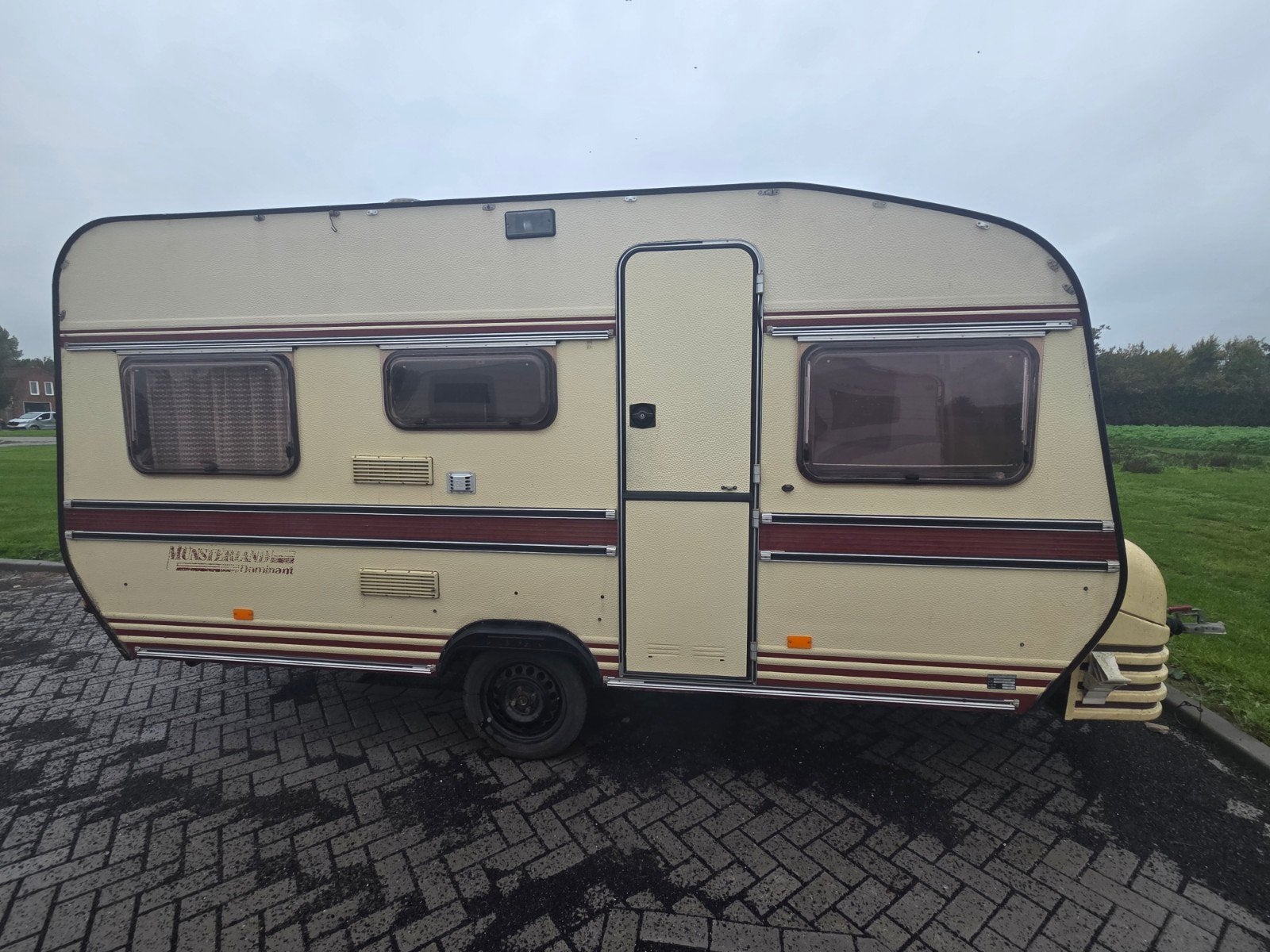 lmc munsterland 450, Vast bed, Openslaande ramen, Rondzit, Bedrijf