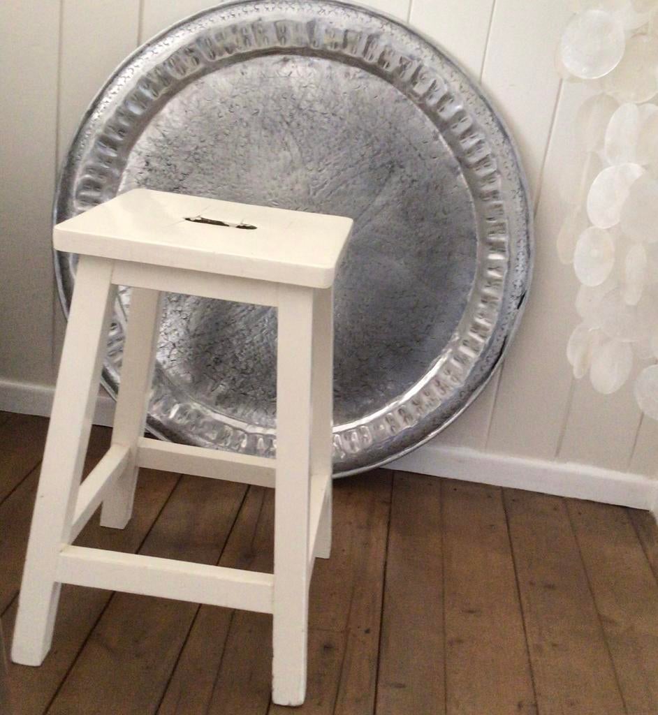 Handige brocante kruk in creme wit, Ophalen, Gebruikt, Hout