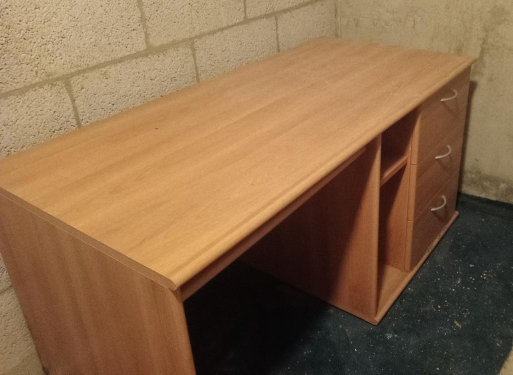 Gratis houten (zwaar) bureau met 3 lades, Ophalen, Gebruikt, Bruin, Hout
