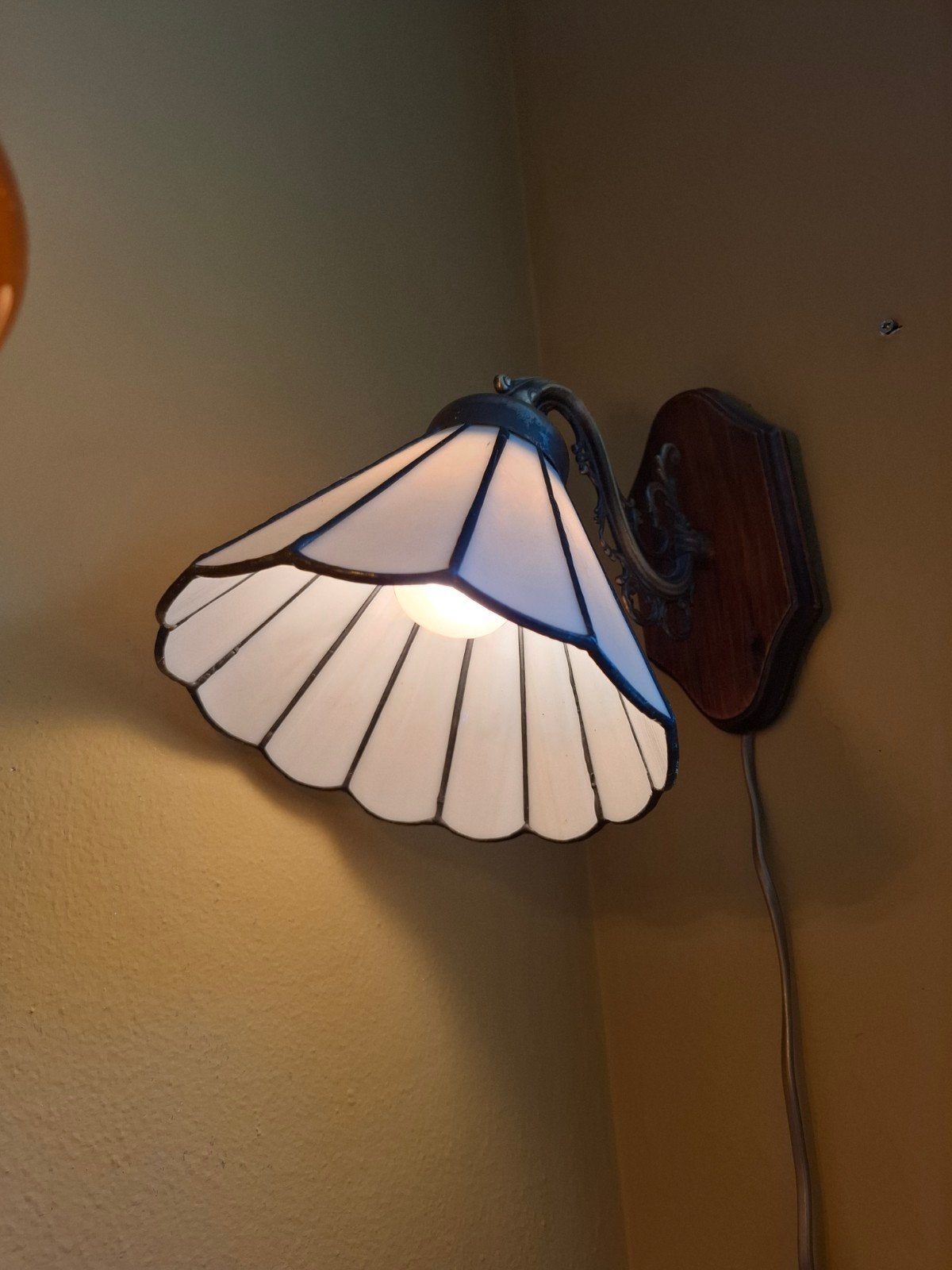 Wandlamp Tiffany stijl - antiek, Huis en Inrichting, Lampen | Wandlampen, Ophalen of Verzenden, Zo goed als nieuw, Glas, Tiffany