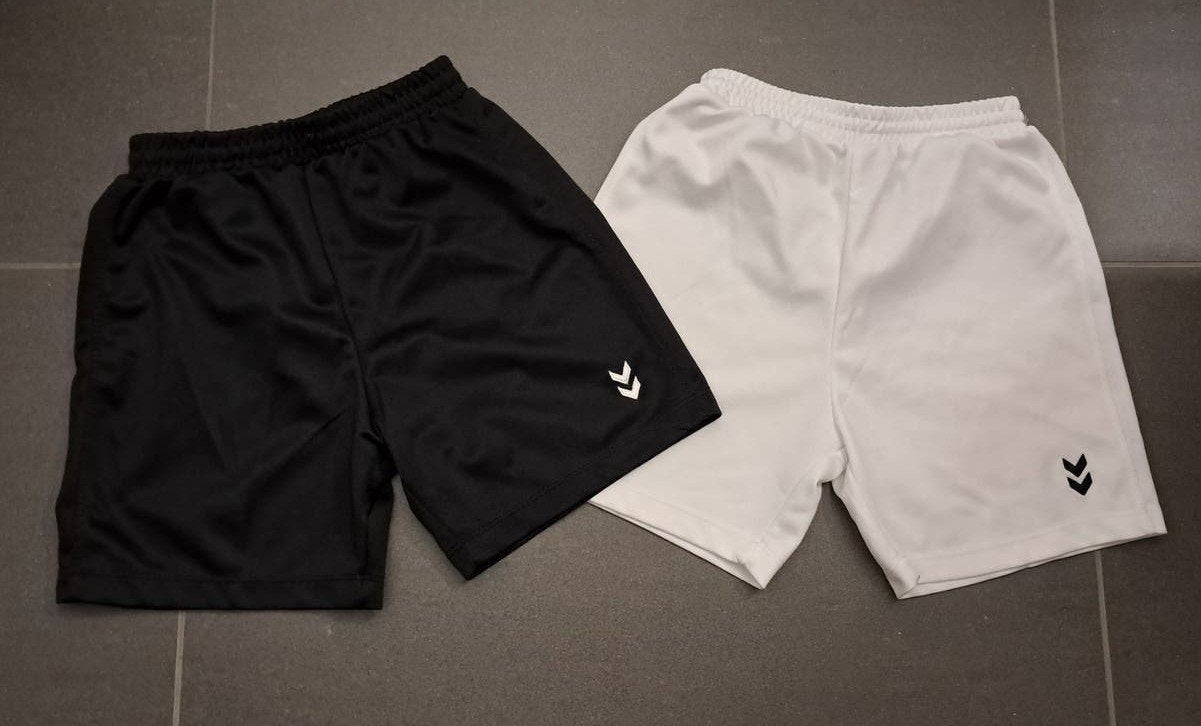2x Hummel voetbalbroekjes 128, Jongen of Meisje, Sport- of Zwemkleding, Ophalen of Verzenden, Zo goed als nieuw