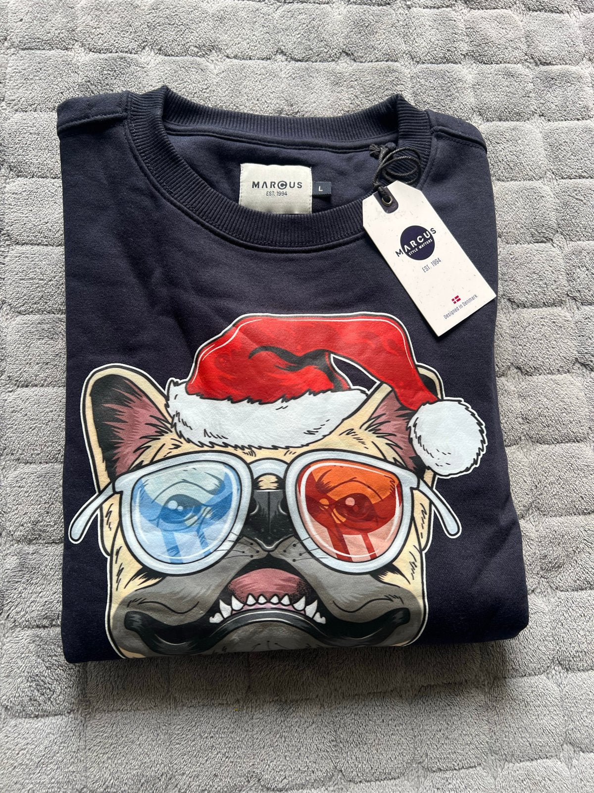 NIEUW, marineblauwe kersttrui met print - Marcus - maat L, Ophalen of Verzenden, Nieuw, Maat 52/54 (L), Blauw