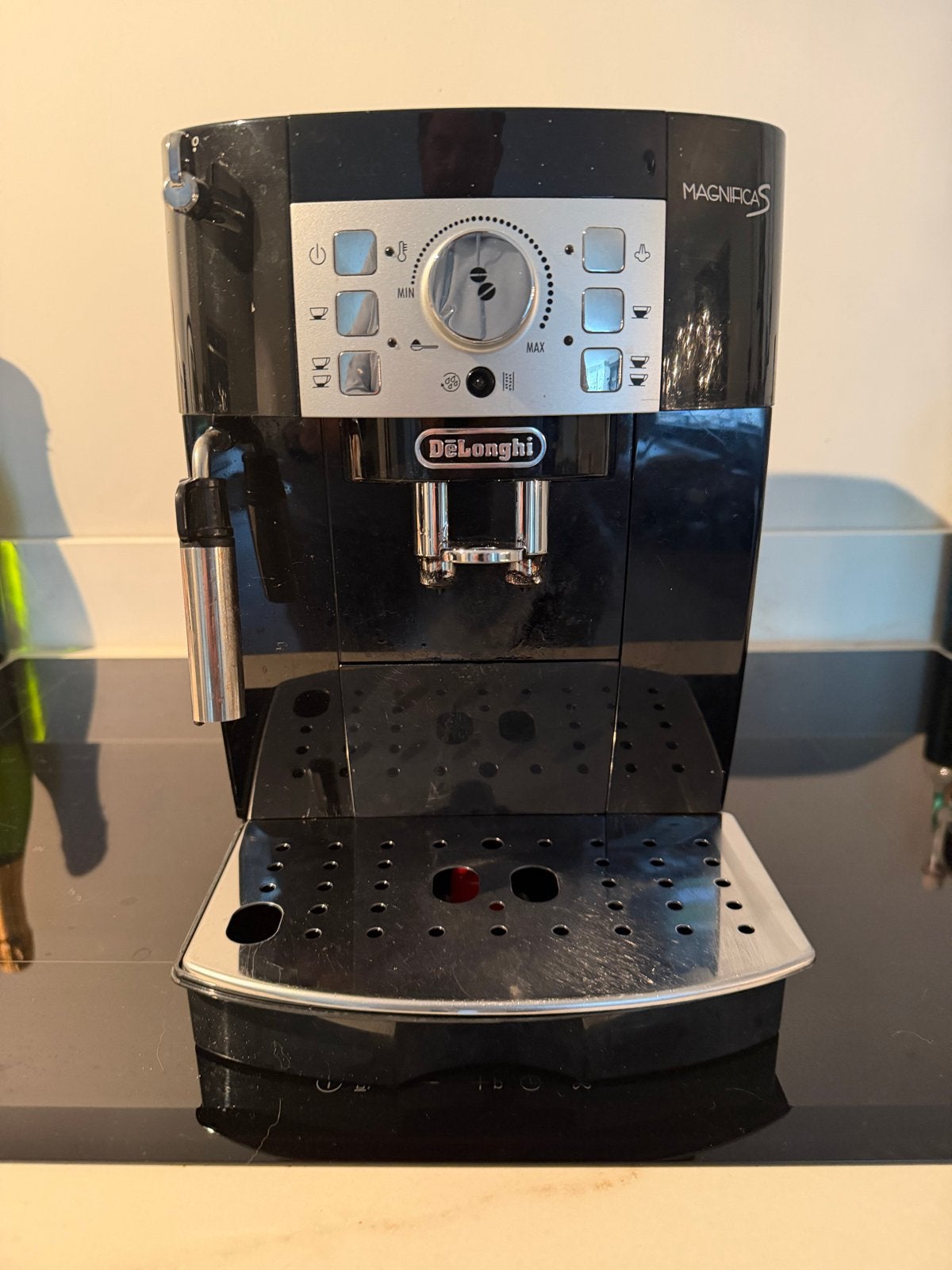 DeLonghi Magnifica S volautomatische espressomachine, Ophalen, Afneembaar waterreservoir, Gebruikt, Espresso apparaat