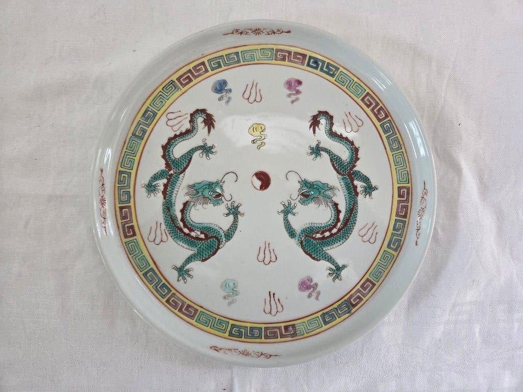 Chinese schaal met 2 groende draken (26,0 cm), Antiek en Kunst, Antiek | Servies los, Ophalen of Verzenden