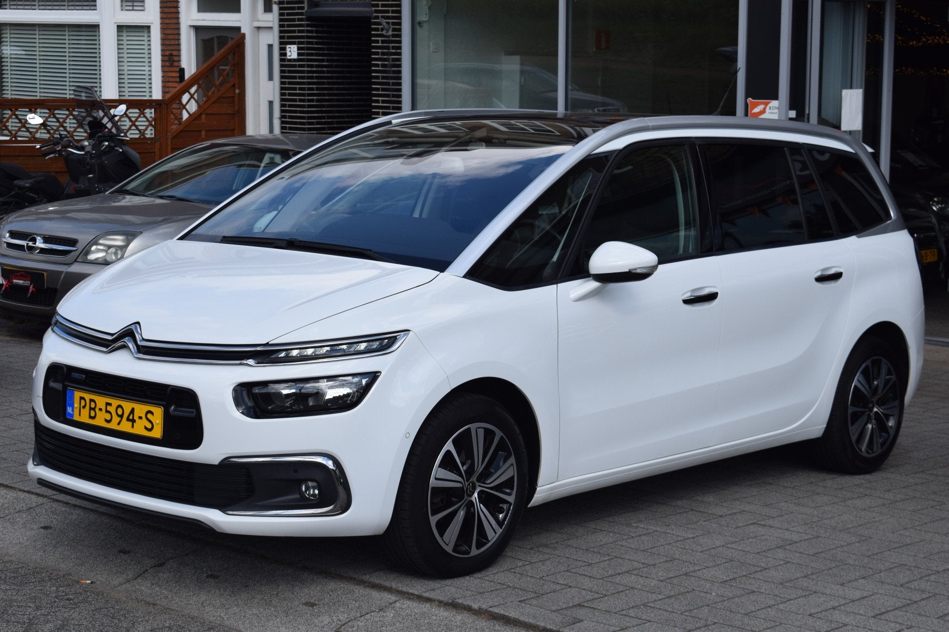 Citroën Grand C4 Picasso 1.2 PureTech Shine automaat 7 pers, Auto's, 1350 kg, Gebruikt, Euro 6, 1199 cc