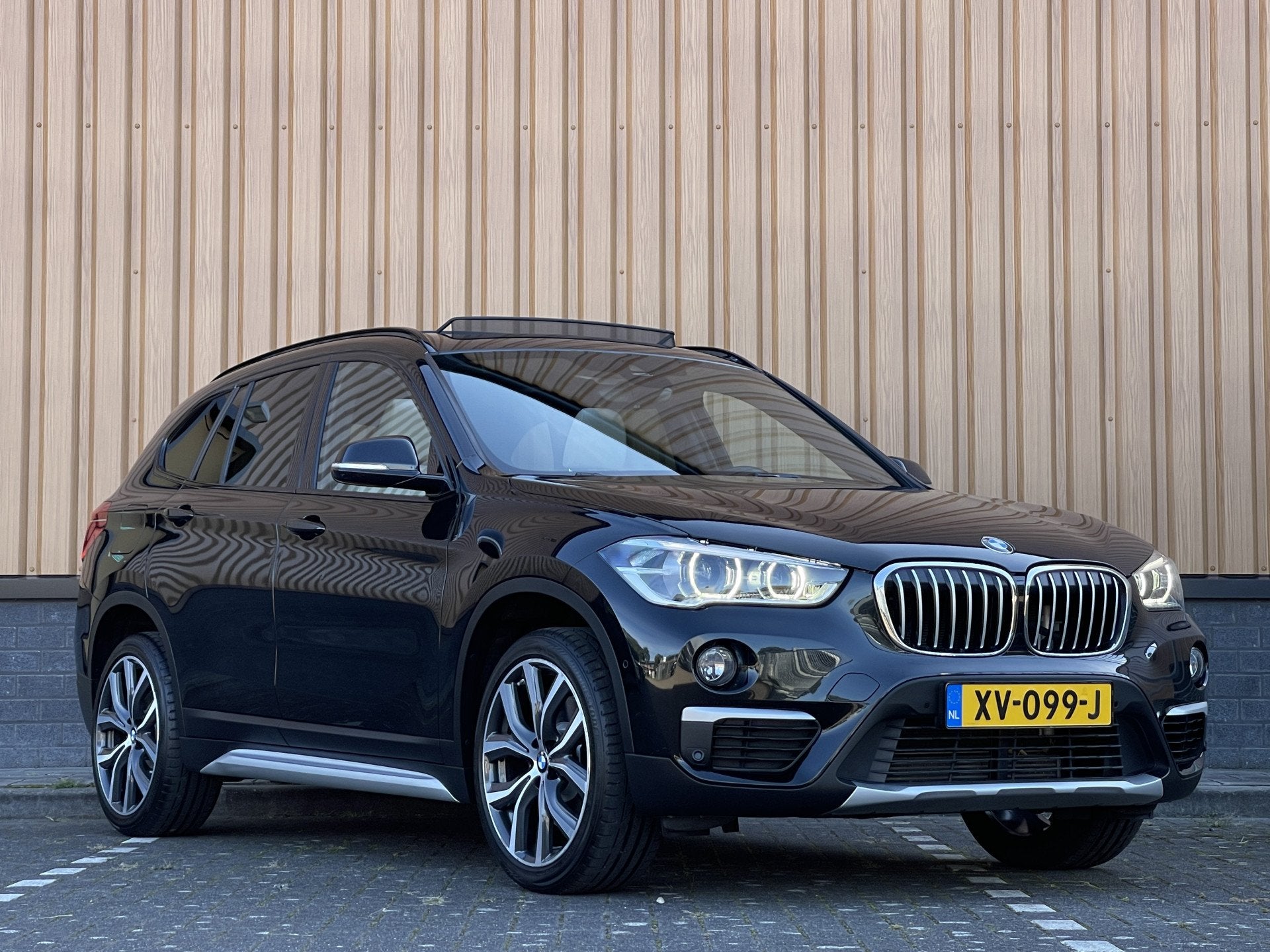 Foto 3 van BMW X1 sDrive20i Orange Edition III | Dealer Onderhouden | O