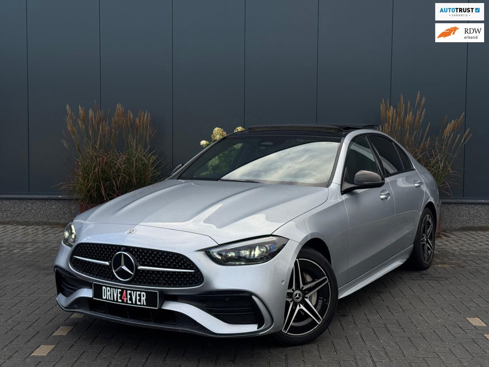 Mercedes-Benz C-klasse 300 e AMG Line FULL PANO|HUD|CLIMATE|, Automaat, Dealer onderhouden, Achterwielaandrijving, Zwart